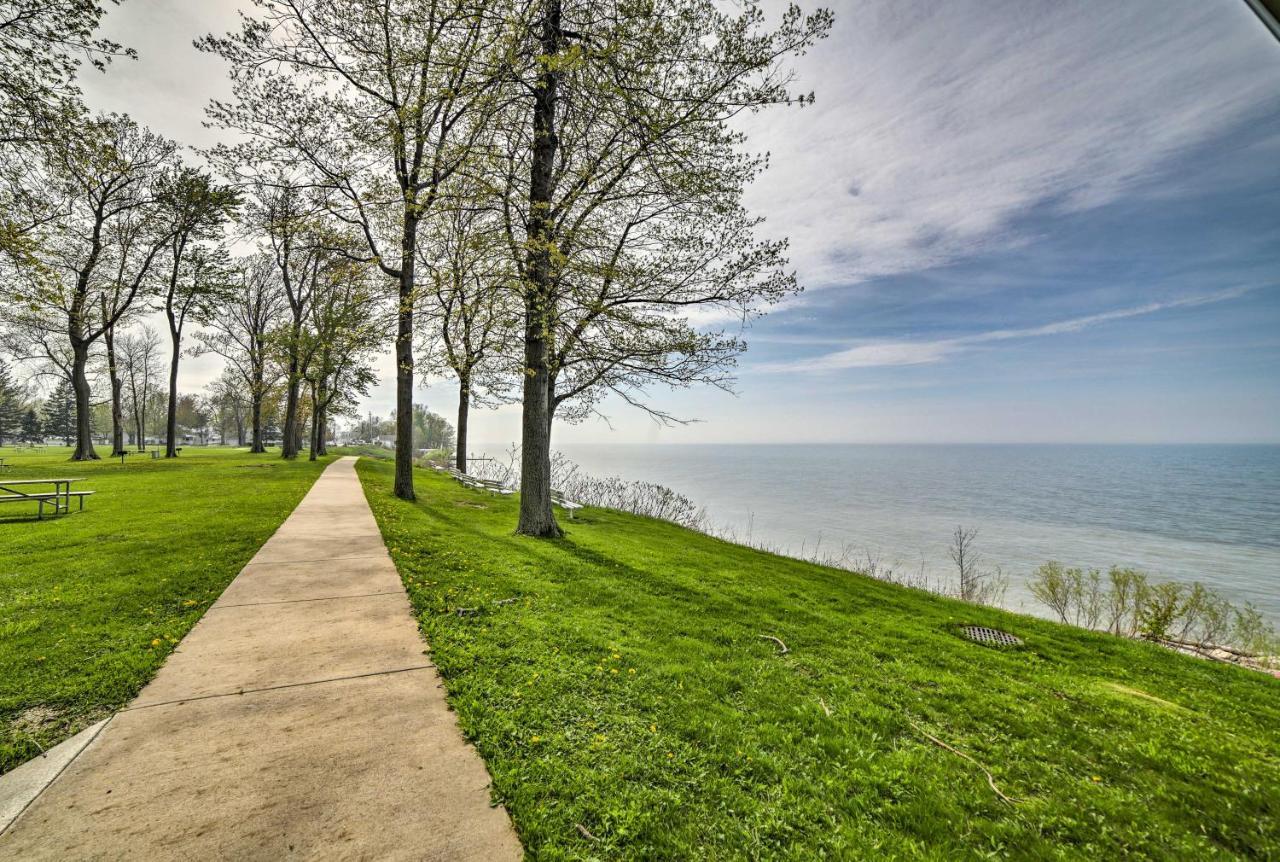 Geneva-On-The-Lake Cottage With Patio Walk To Shore Exteriör bild